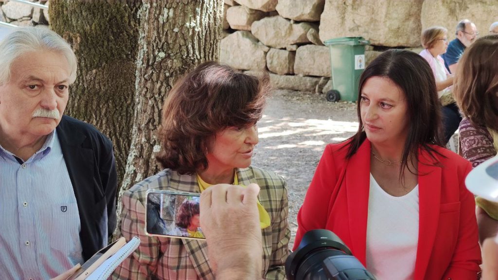Carmen Calvo hablando a los medios en la Romería Feminista