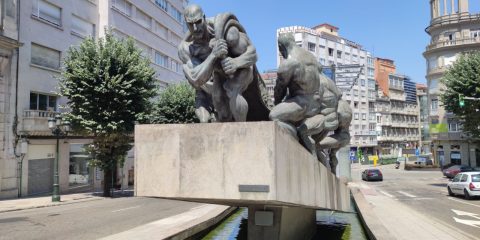 Estatuas escultura marinero en Gran Vía Vigo