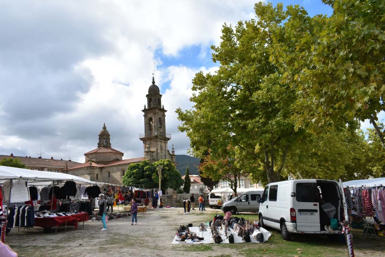Feria de Allariz e Iglesia San Benito