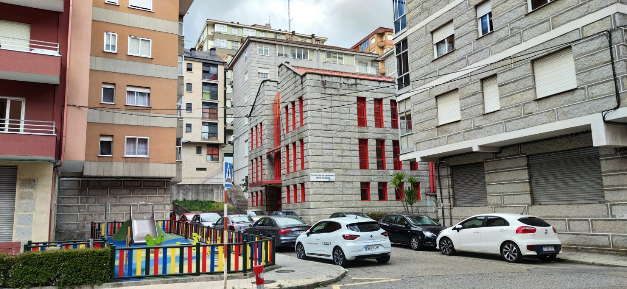Parque infantil Ponte Pelamios Centro Comunitario Camelias