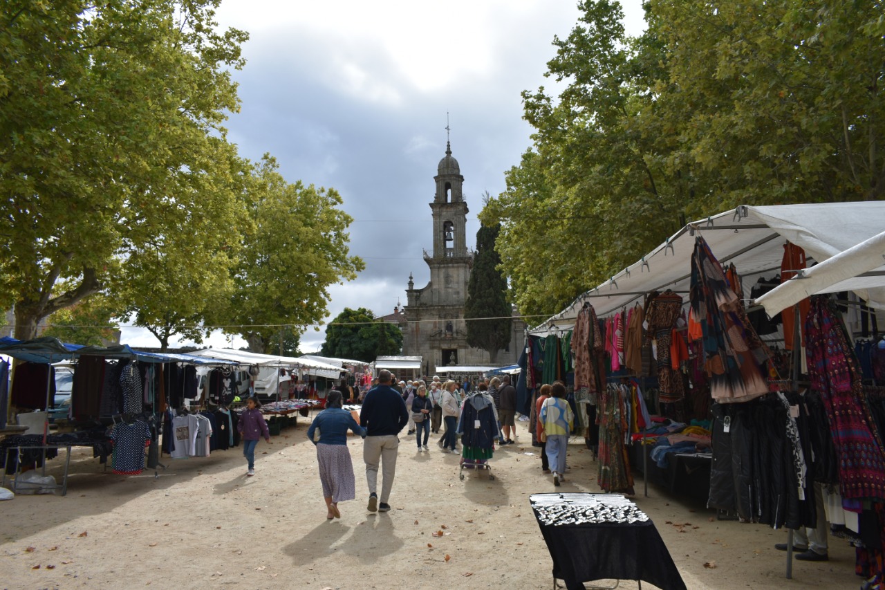 Plaza A Barreira e Iglesia de San Benito en Feria de Allariz