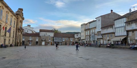 Plaza de Celanova con Concello