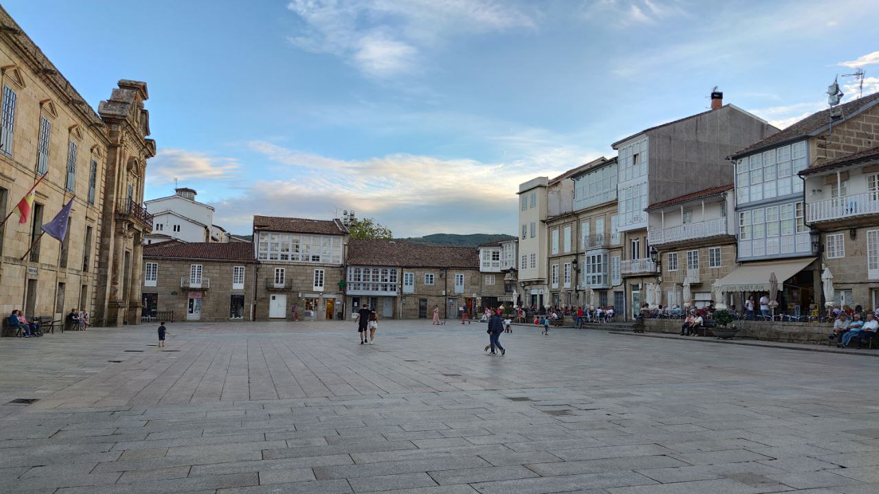 Plaza de Celanova con Concello