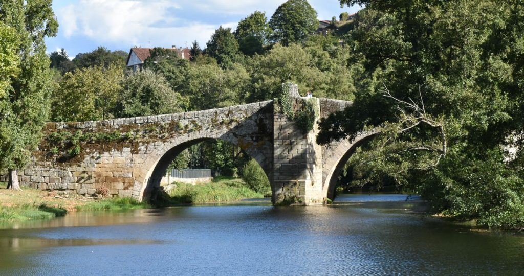 Puente de Vilanova en Allariz con río Arnoia