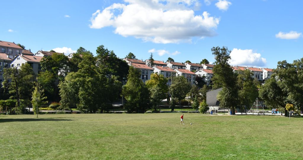 Zona piscinas y parque infantil en Allariz