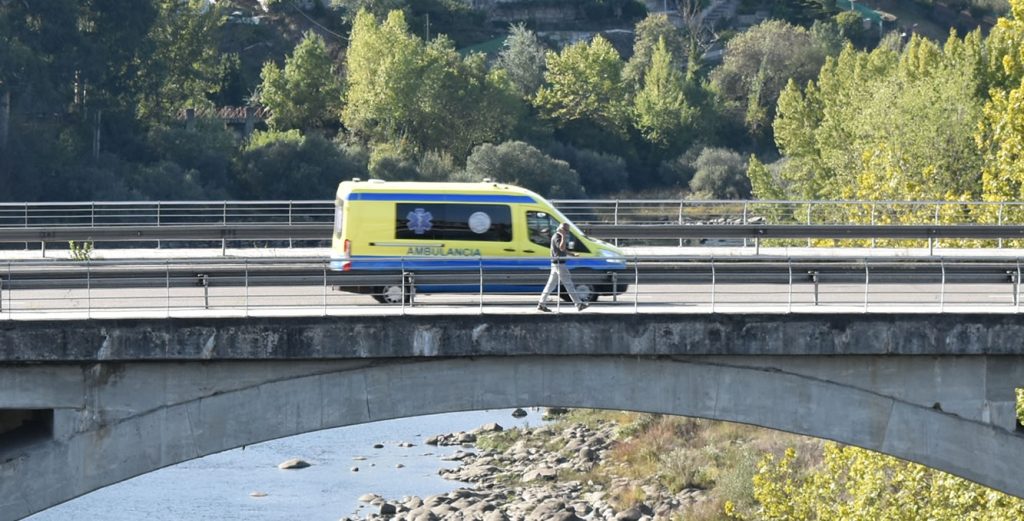 Ambulancia 061 pasando por puente