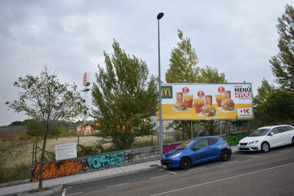 Anuncio de MCdonalds delante del Local Burger King en O Fonsillón