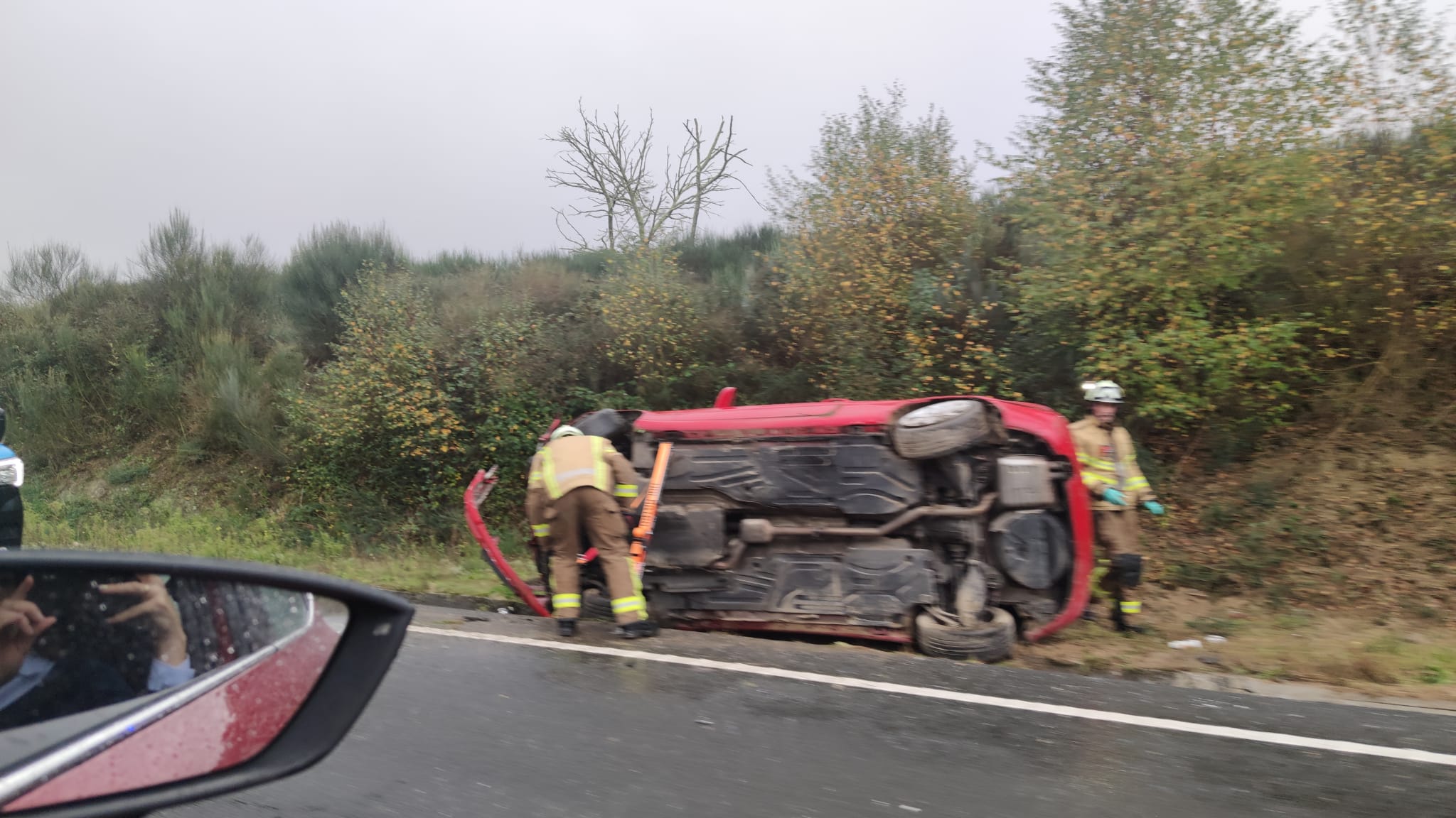 Coche volcado en Paderne de Allariz