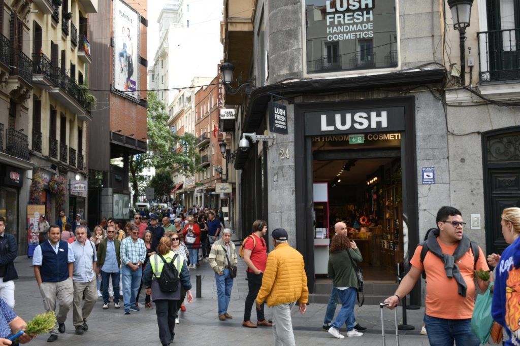 Colas para comprar lotería de navidad en Doña Manolita Madrid