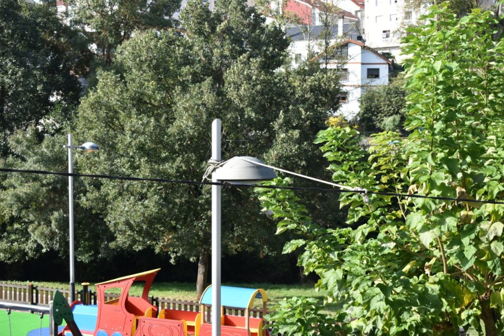 Farola atada a un cable