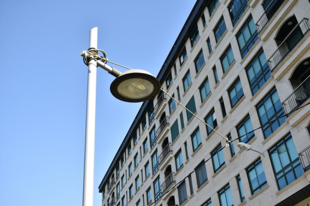 Farola atada a un cable de la luz