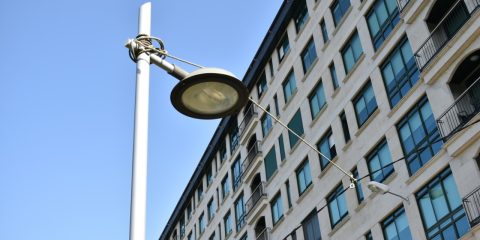 Farola atada a un cable de la luz