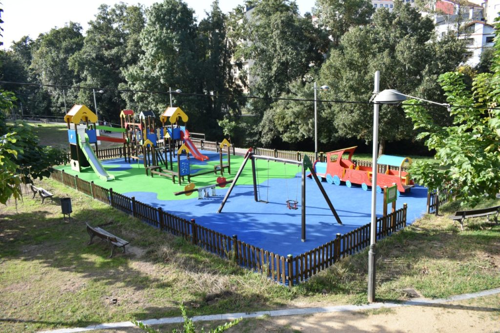 Farola y parque infantil A Valenzá