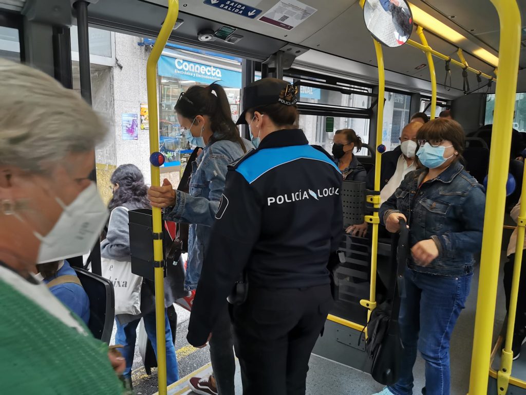 Policía Local en Autobús