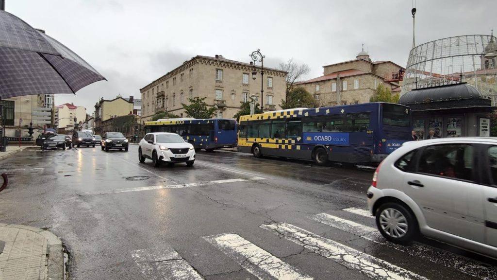 Árbol Navidad y Autobuses lluvia