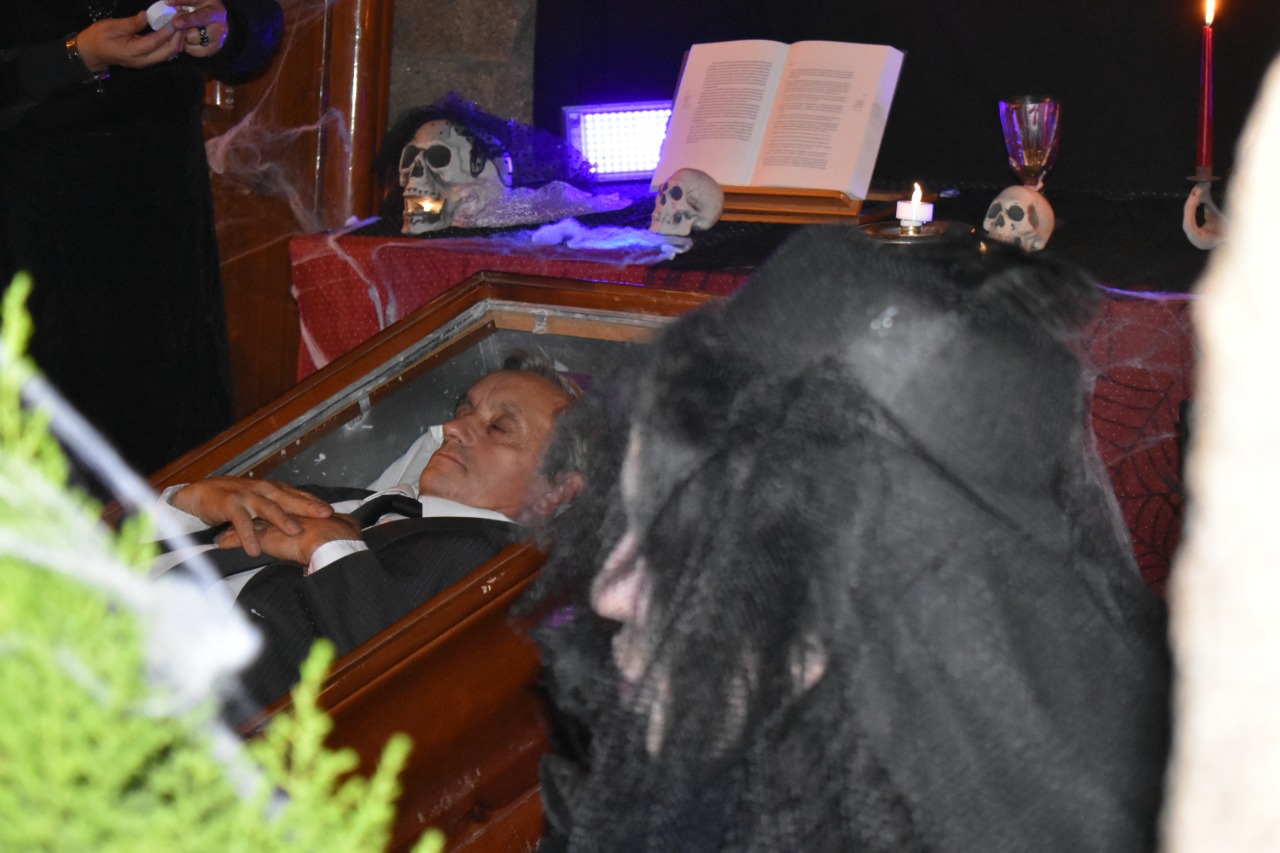 Ataúd con muerto en Halloween de Ourense