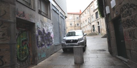 Coche mal aparcado en la Plaza de las Mercedes