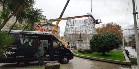 Montaje árbol de Navidad de Ourense