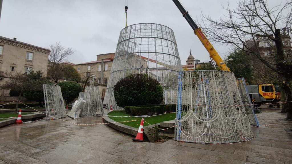 Montaje del árbol de Navidad de Ourense