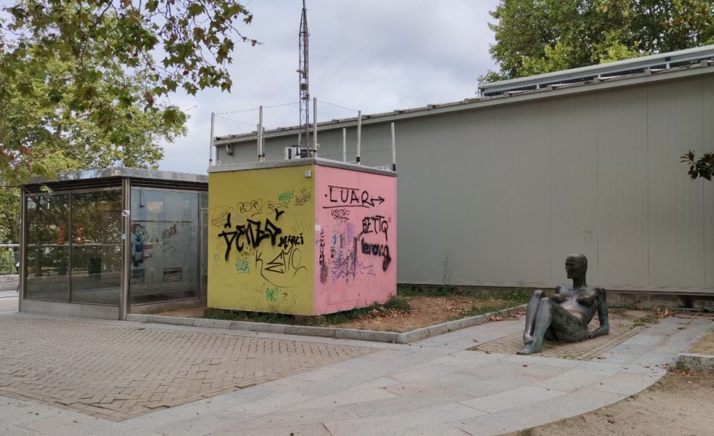Muller Espida estatua de Luís Borrajo en Alameda de Ourense