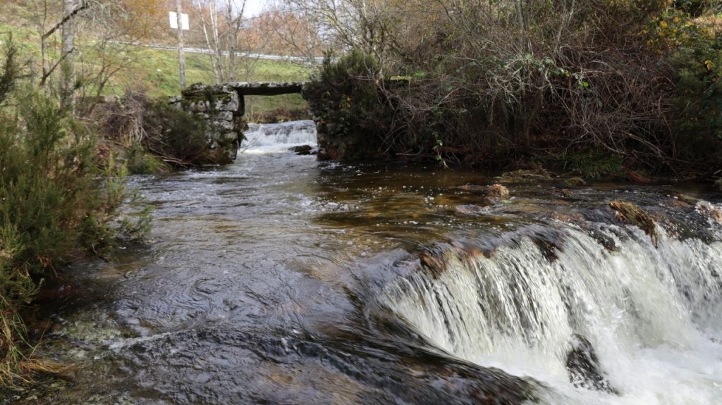 Río Dorelle y puente de piedra
