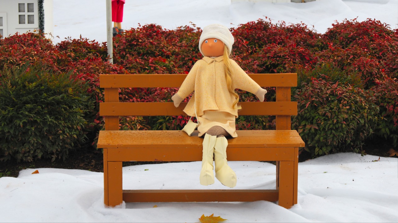 Adorno de chica sentada en Allariz por Navidad