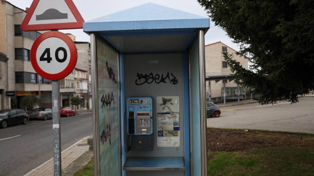 Cabina telefónica en Allariz
