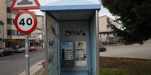 Cabina telefónica en Allariz