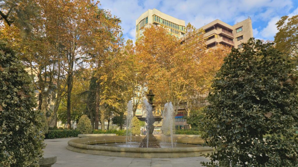 Fuente y parque de San Lázaro con Torre