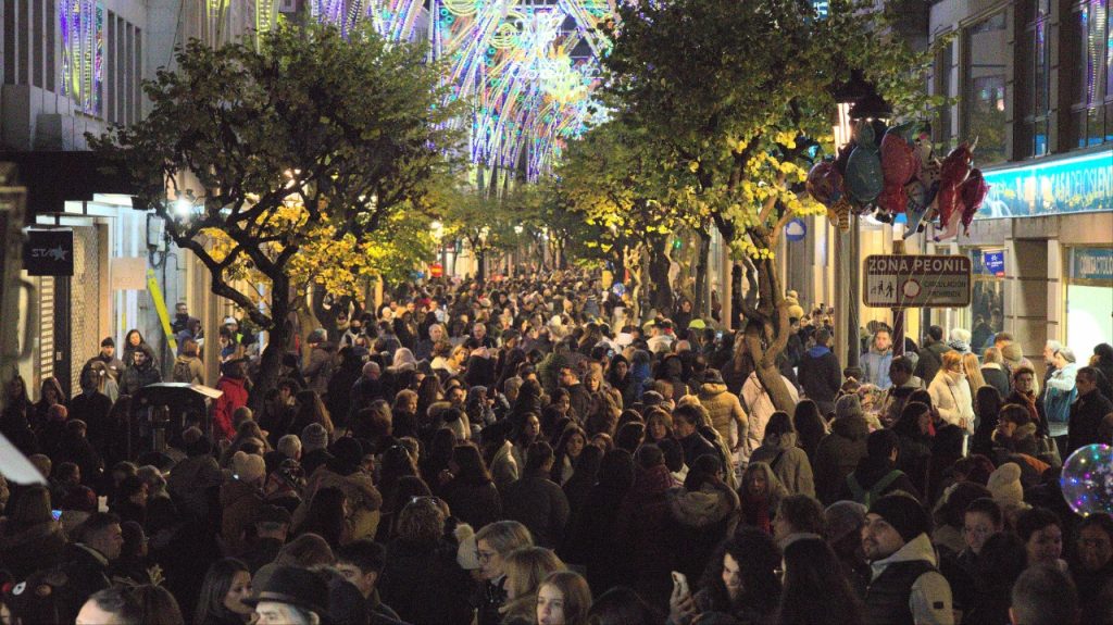 Paseo repleto de gente en Navidad