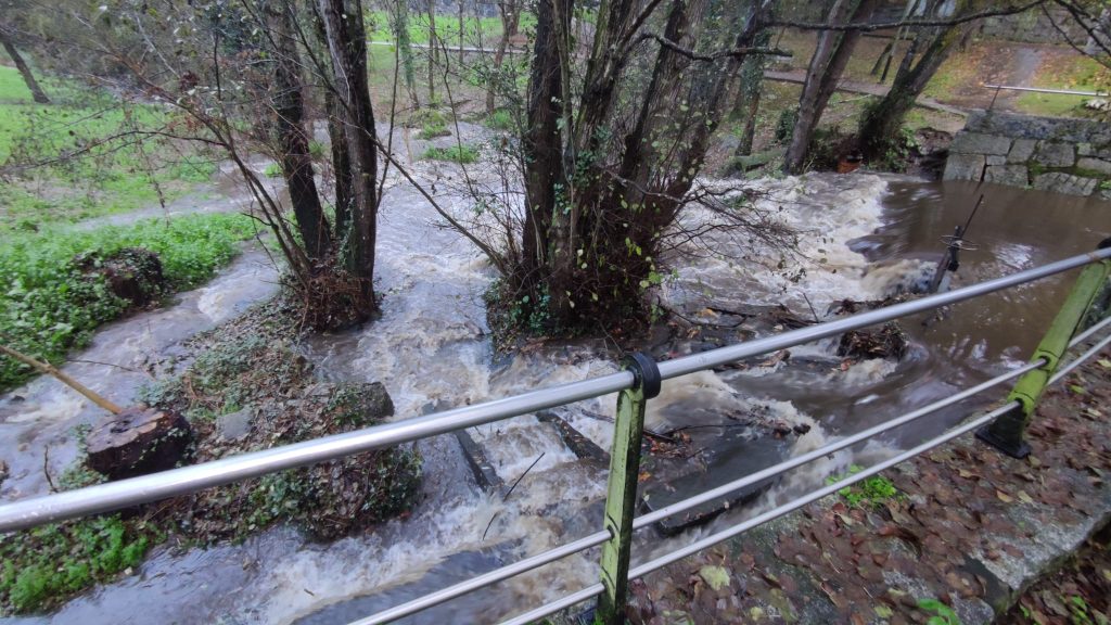 Río Barbadas desbordado en A Valenzá