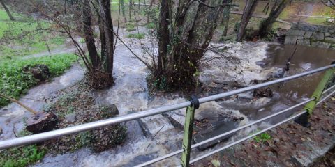 Río Barbadas desbordado en A Valenzá