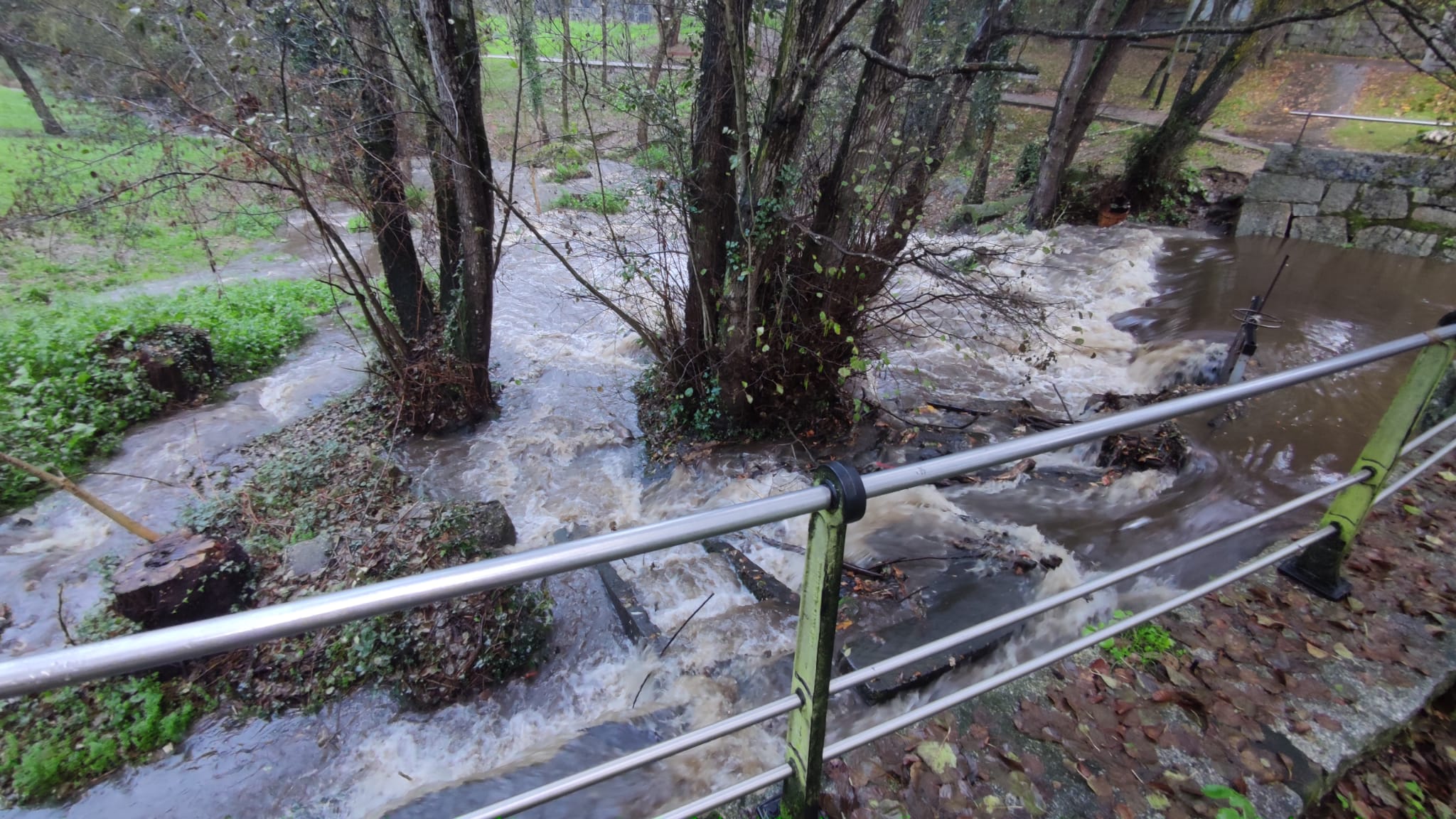 Río Barbadas desbordado en A Valenzá