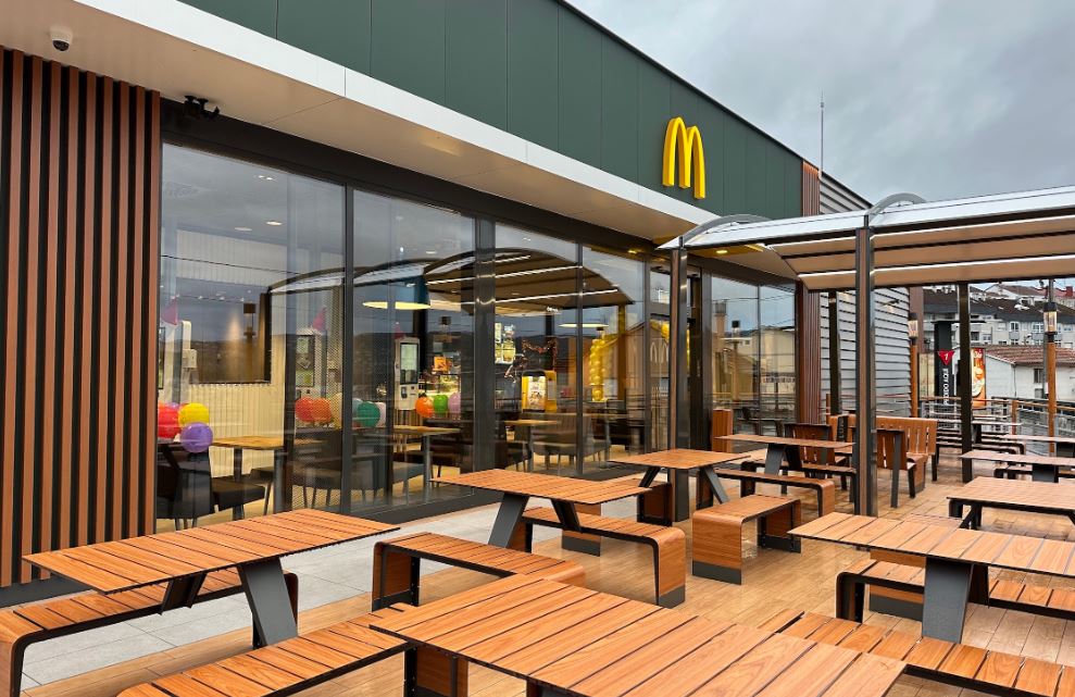 Terraza McDonalds Ourense