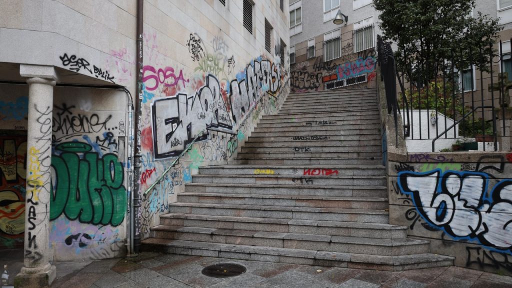 Vandalismo y pintadas en Plaza Da Estrela