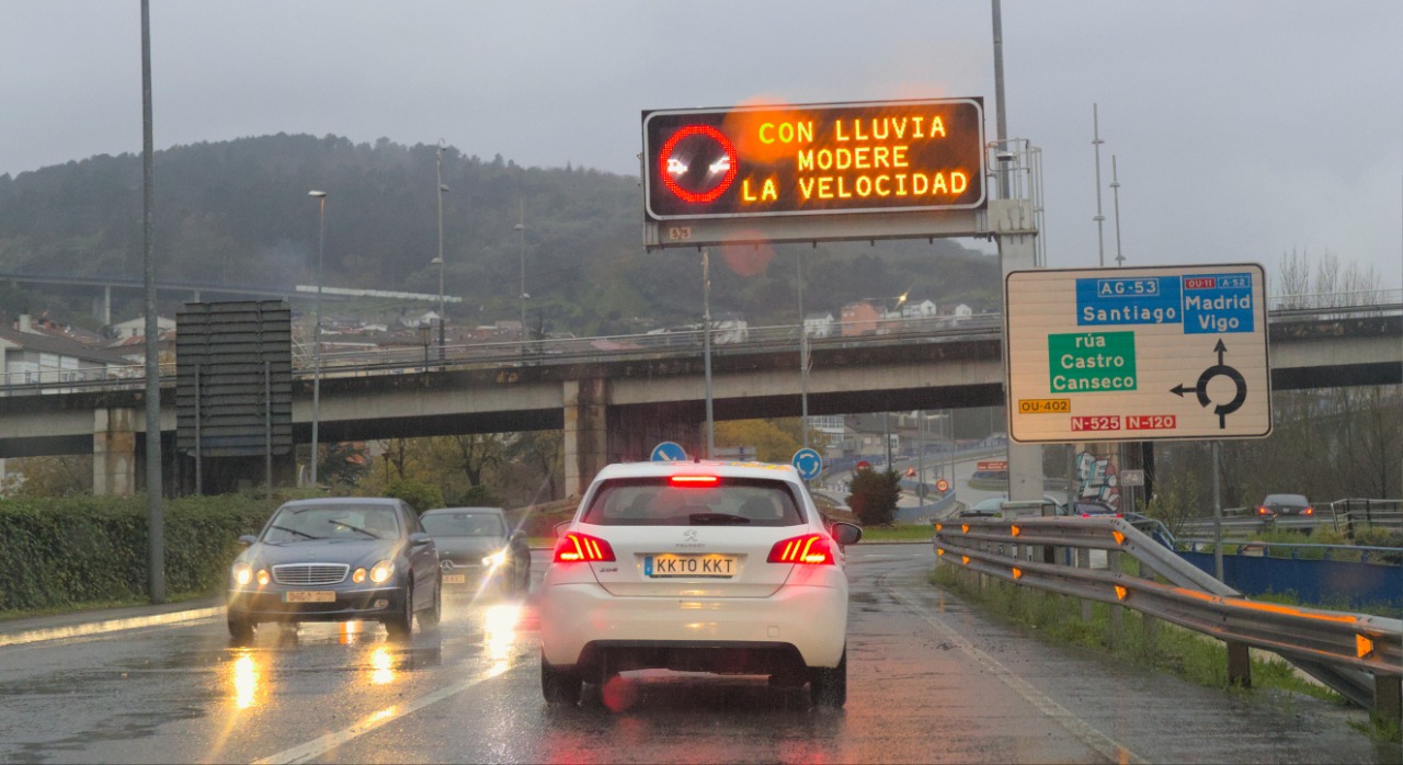 Coches N-120 con Lluvia y señal de tráfico