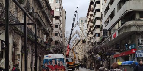 Desmontando los pórticos de luz de Navidad de la Calle del Paseo