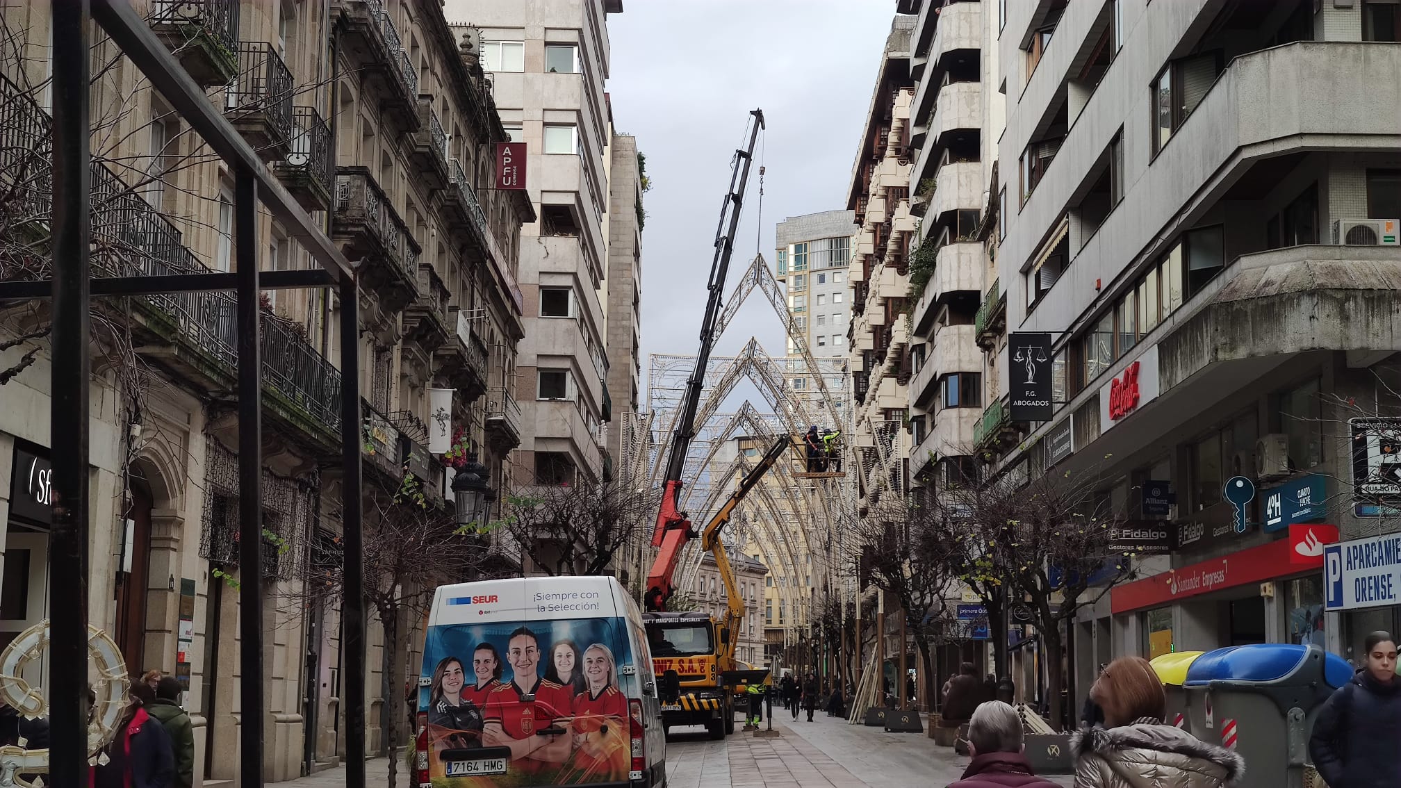 Desmontando los pórticos de luz de Navidad de la Calle del Paseo