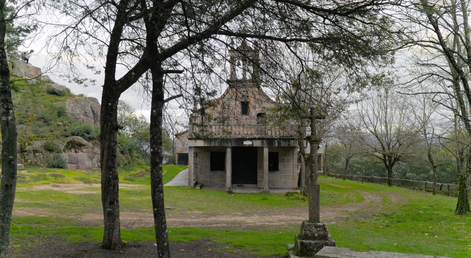 Frente de la capilla de San Benito de Cova do Lobo
