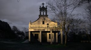 Iglesia de San Benito de Cova do Lobo de noche