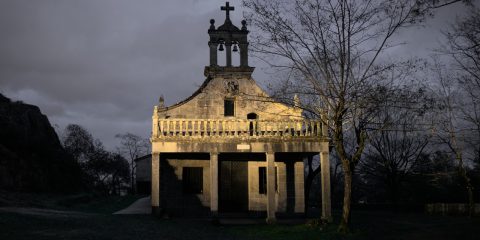 Iglesia de San Benito de Cova do Lobo de noche