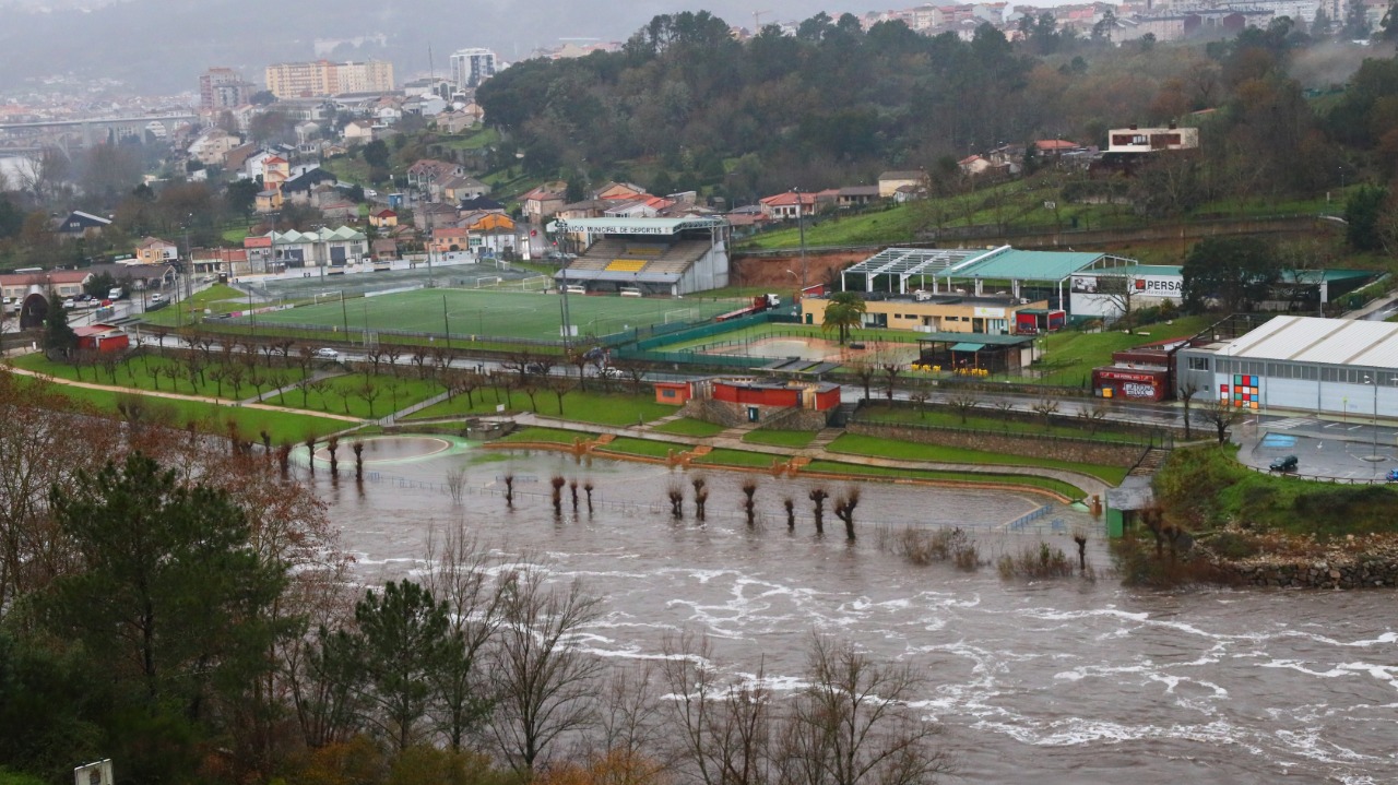 Piscinas de Oira bajo el agua temporal de lluvia