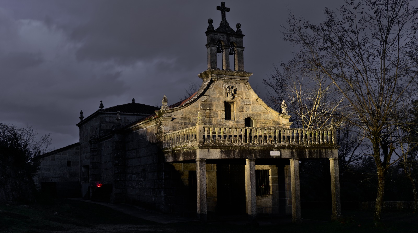 San Benito de Cova do Lobo por la noche