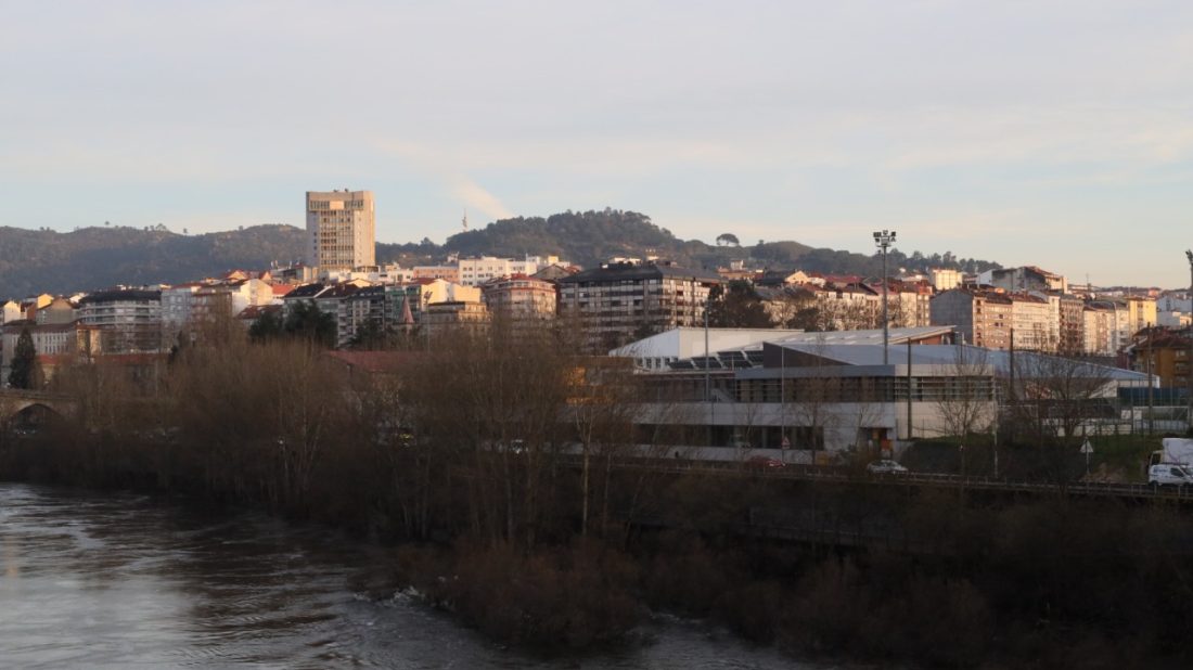 Vistas de Ourense con la Torre y el Pabellón de Os Remedios