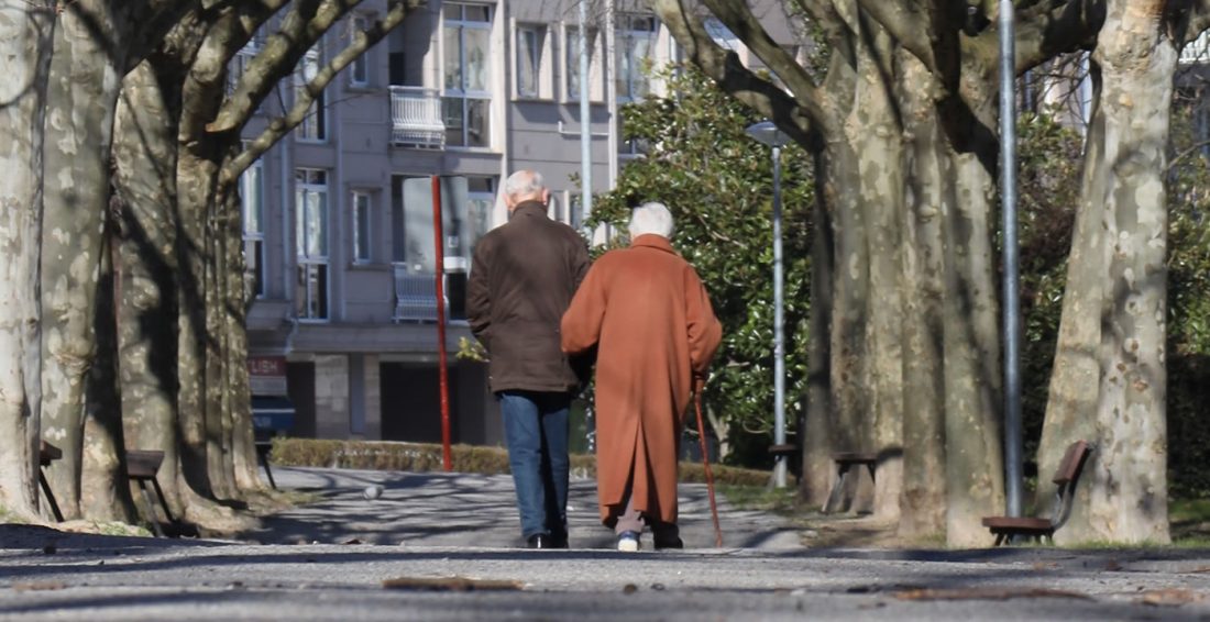 Ancianos gente mayor tercera edad paseando parque