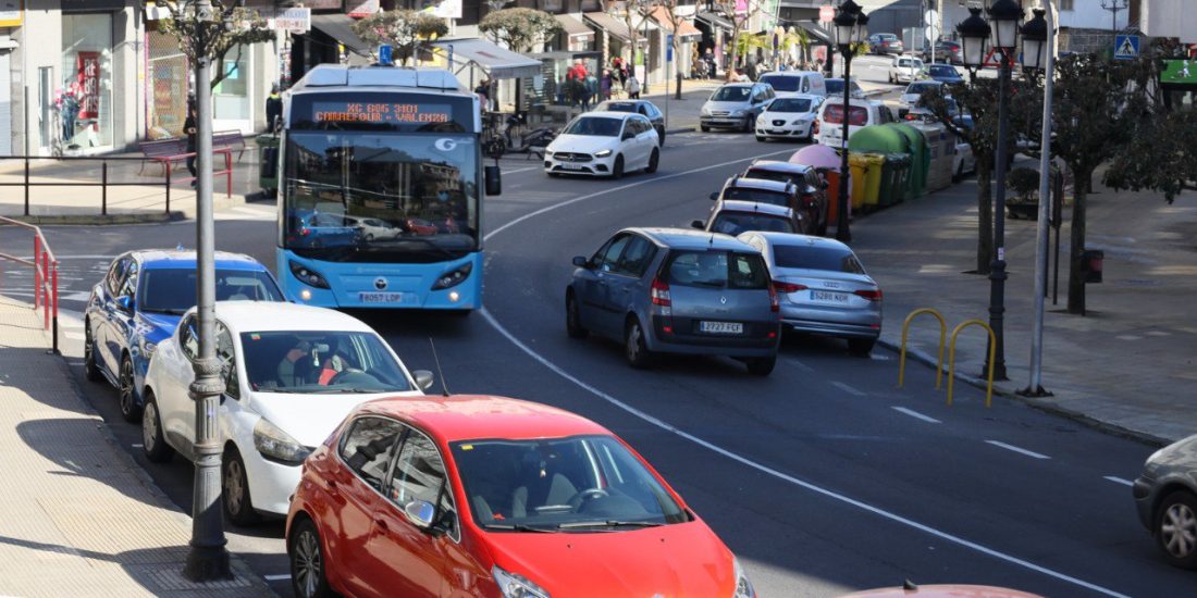 Autobús a Valenzá con tráfico coches
