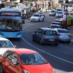 Autobús a Valenzá con tráfico coches