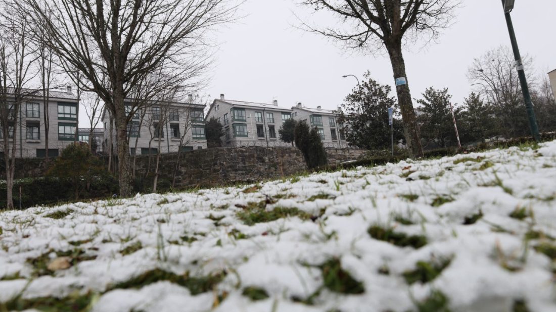 Nieve en Allariz y mucho frío. Chalets.