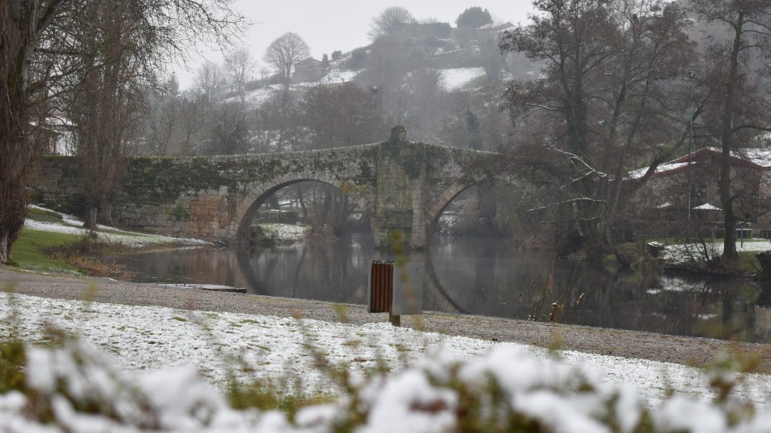 Nieve en Allariz y mucho frío. Puente y río