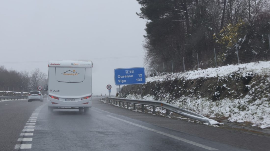 Nieve en Allariz y mucho frío. Caravana por autovía a-52
